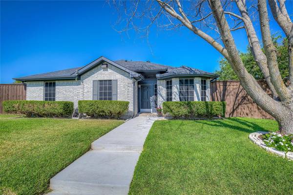 901 Crestwood Drive, Cedar Hill, TX 75104