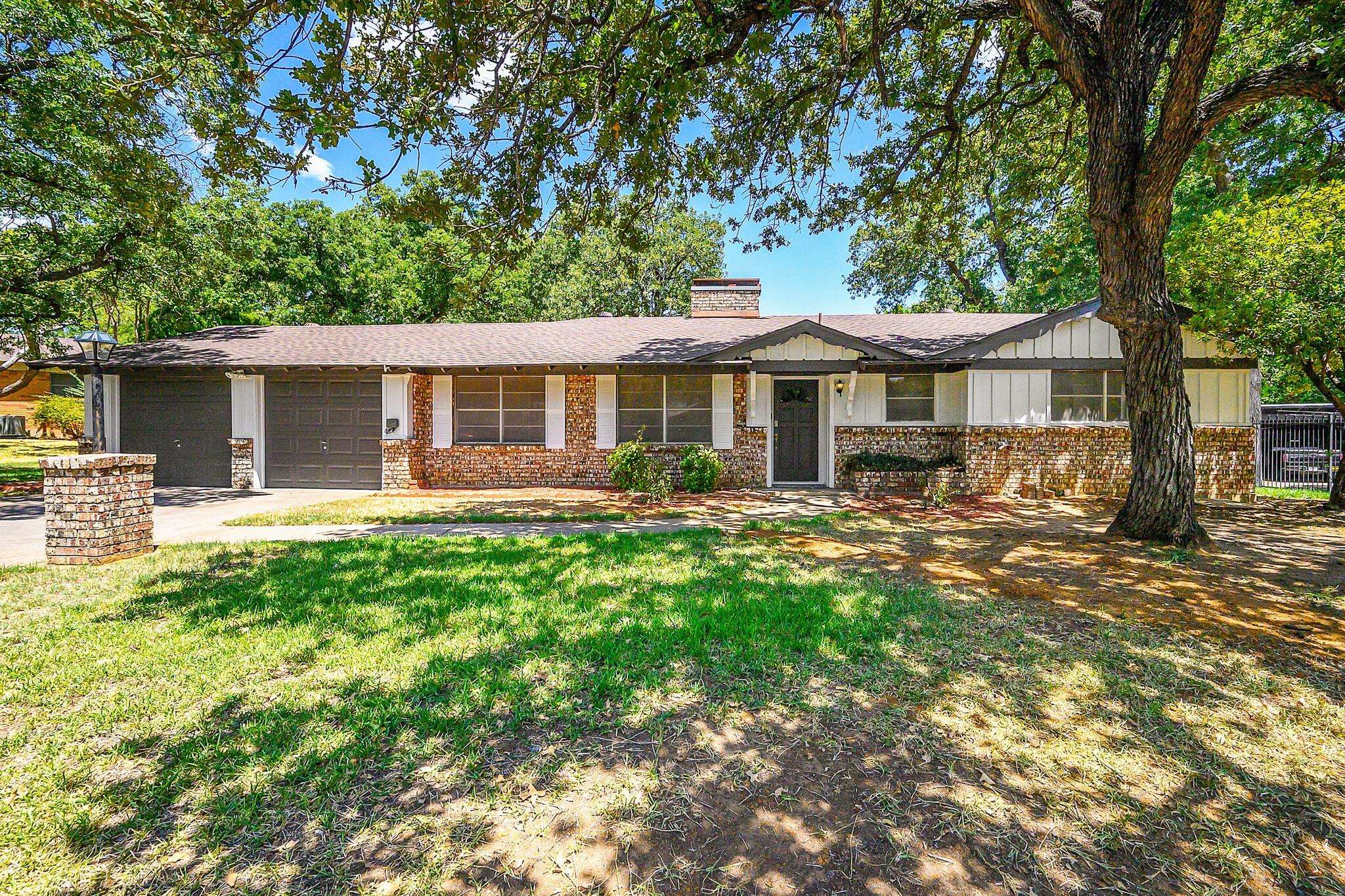 512 Caduceus Lane, Hurst, TX 76053