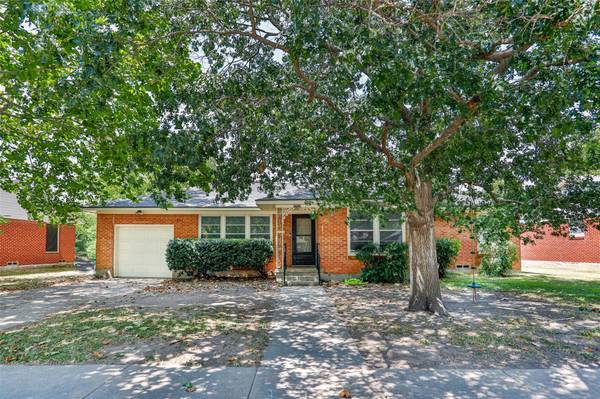 1711 E Garnett Street, Gainesville, TX 76240