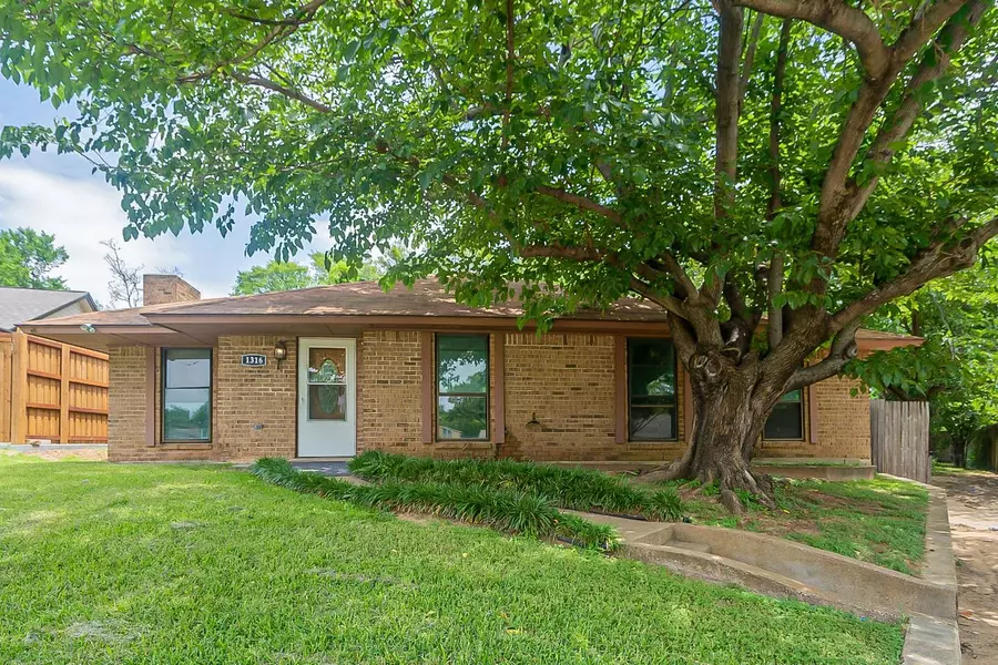 1316 Shady Spring Court E, Irving, TX 75060