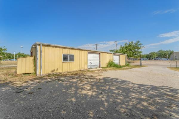 306 W Oak Avenue, Comanche, TX 76442