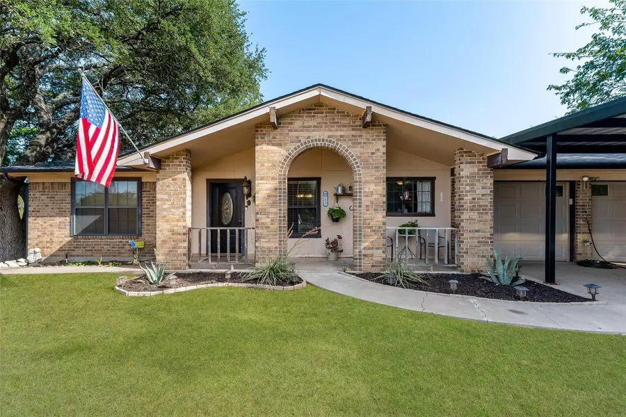 302 Saddleview Court, Granbury, TX 76048