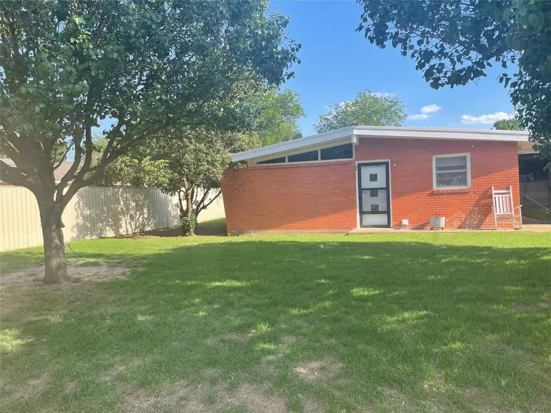 1140 Forest Street, Munday, TX 76371