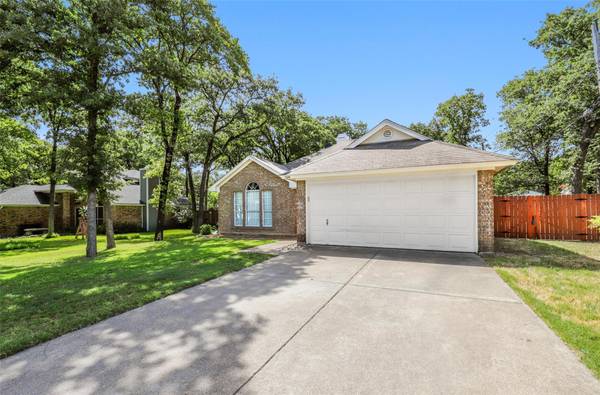 700 Windwood Way, Azle, TX 76020