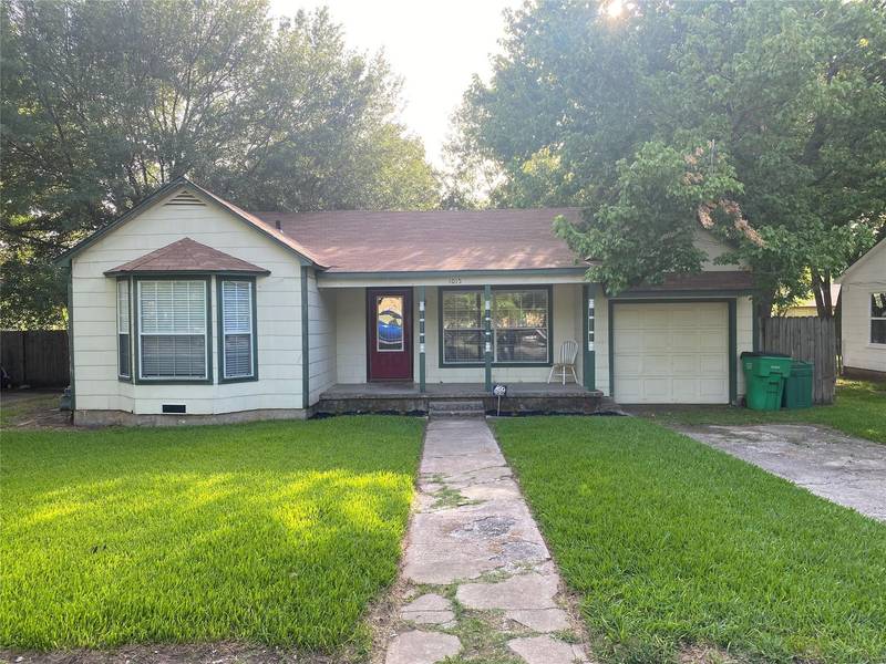 1015 N Howeth Street, Gainesville, TX 76240