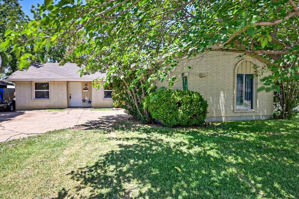 618 W Grenoble Drive, Grand Prairie, TX 75052