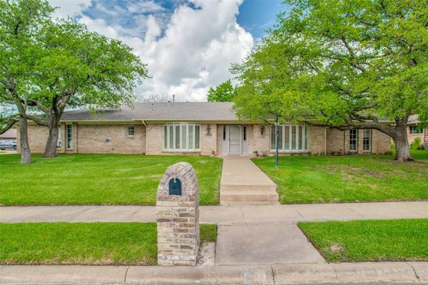 1649 Crescent Drive, Sherman, TX 75092