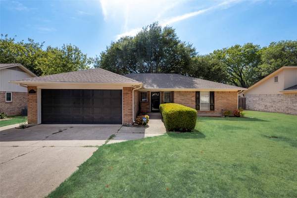 2706 Lucas Drive, Arlington, TX 76015