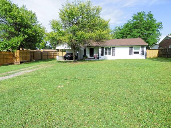 230 Napp, De Kalb, TX 75559