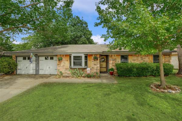 1113 Cozby Street E, Benbrook, TX 76126