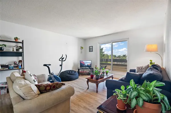 Saanich, BC V8X 1G4,3235 Quadra St #403