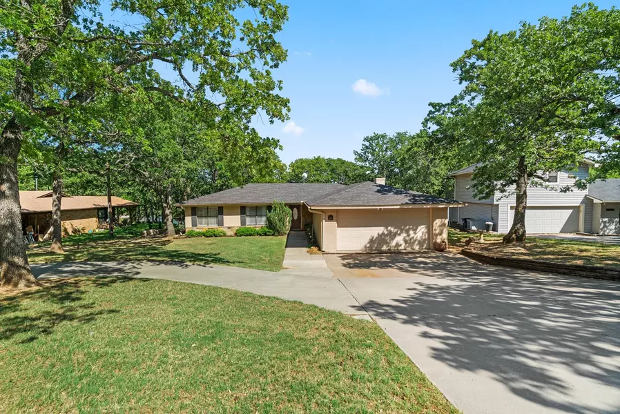 1433 Country Club Road, Bowie, TX 76230