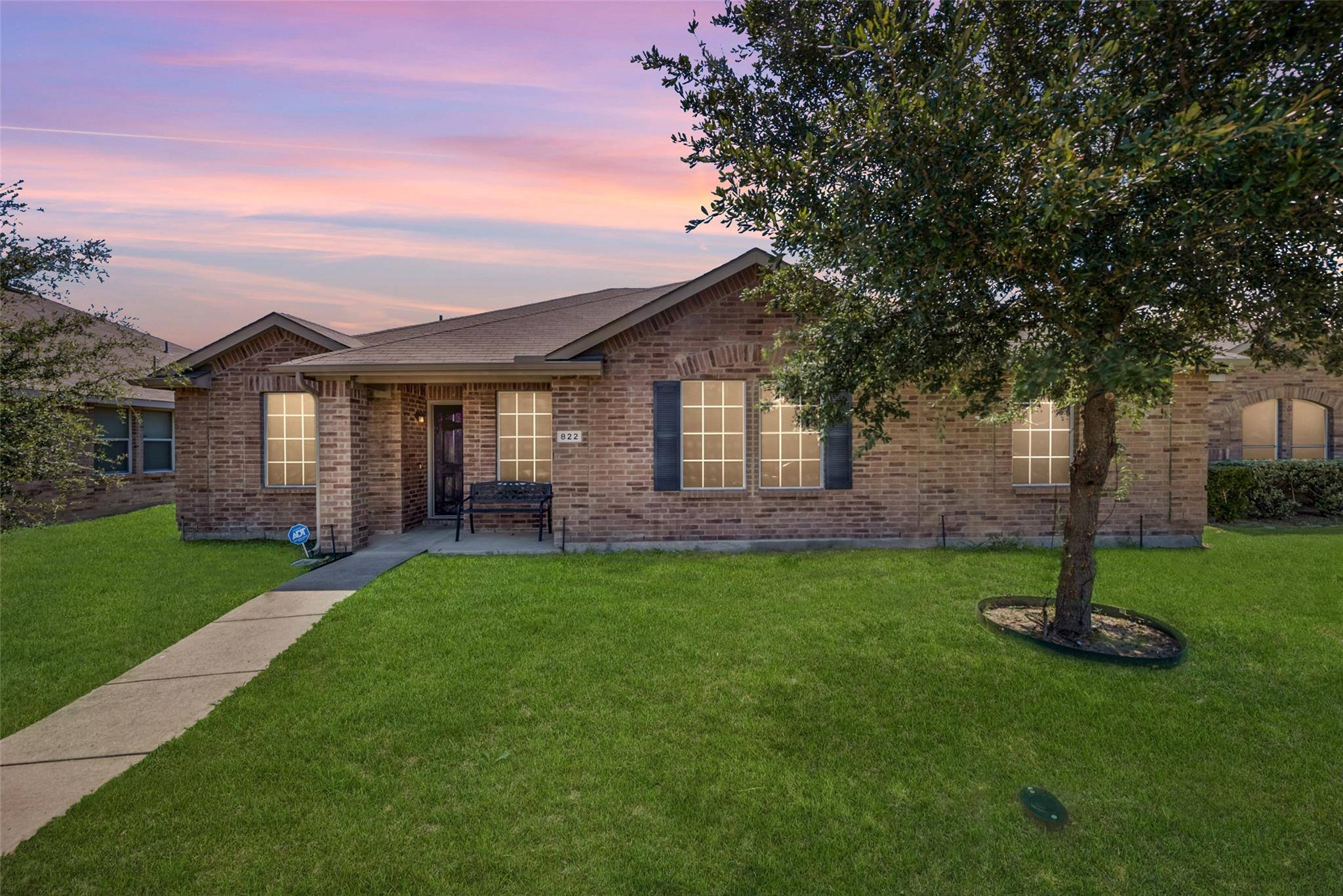 822 Smokey Oak Street,  Lancaster,  TX 75146