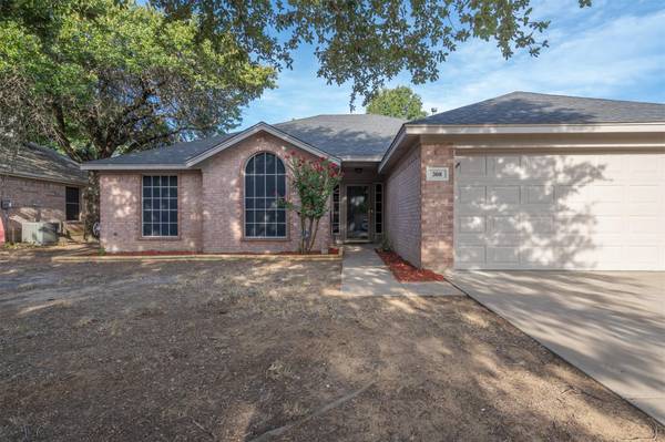 308 Comanche Walk, Joshua, TX 76058