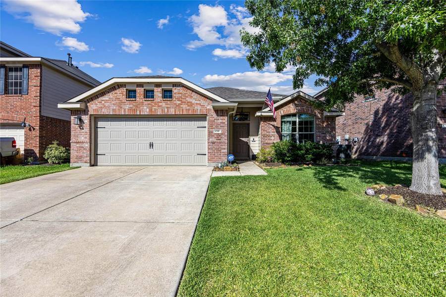 8749 Golden Sunset Trail, Fort Worth, TX 76244