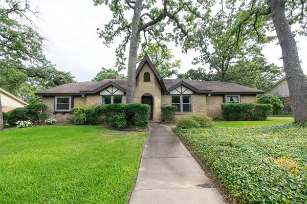 207 Oak Forest Trail, Euless, TX 76039