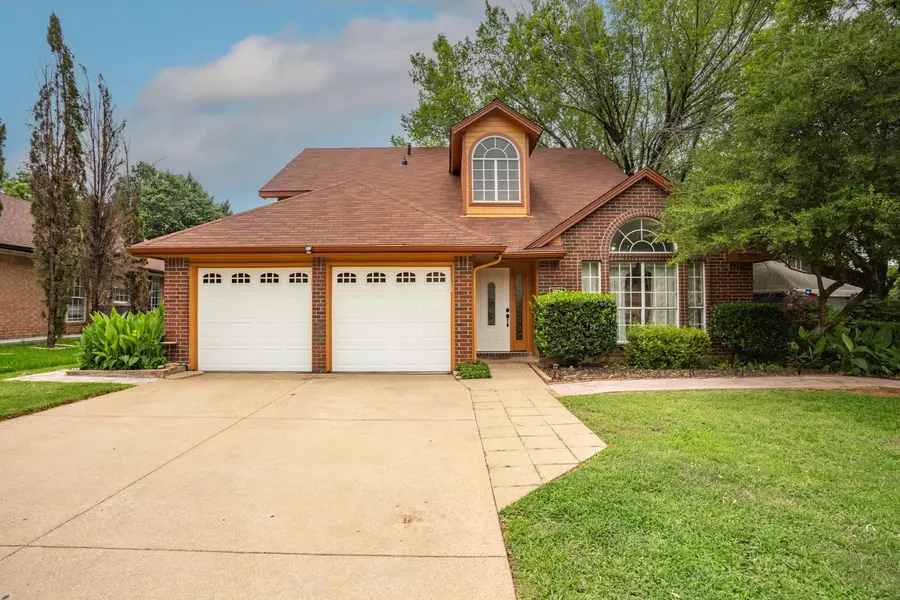 2814 Glen Ridge Drive, Arlington, TX 76016