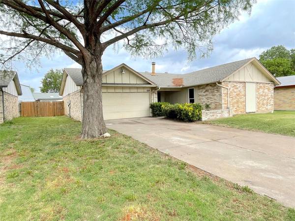 634 Lynne Drive, Grand Prairie, TX 75052