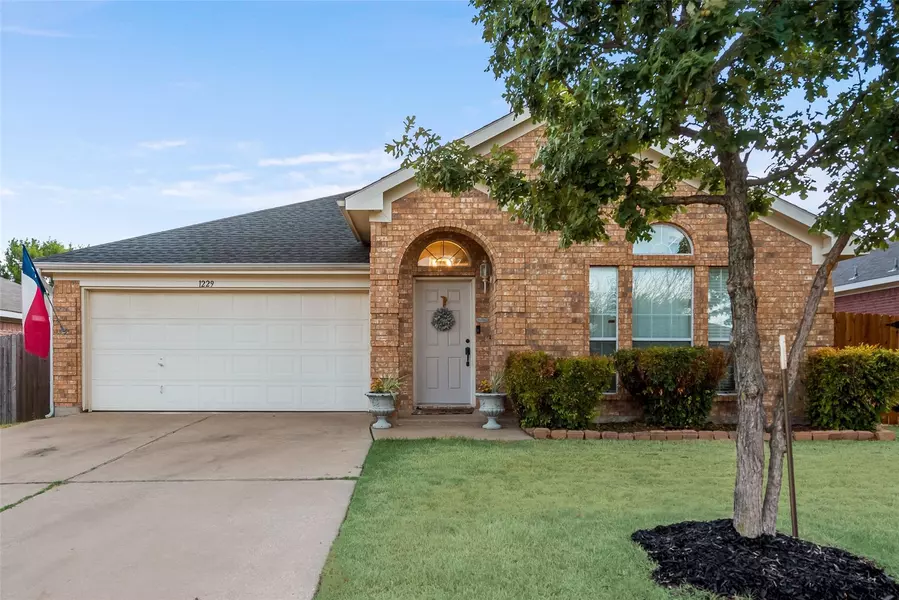 1229 Meadow Glen, Crowley, TX 76036