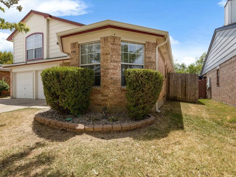 606 Hollyberry Drive, Mansfield, TX 76063