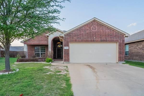 720 Middleglen Court, Fort Worth, TX 76052