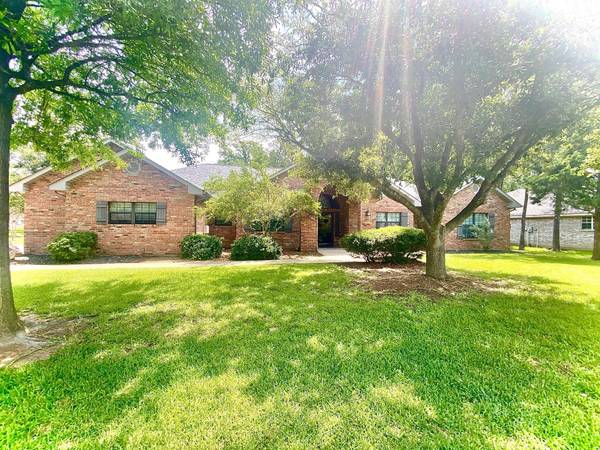 112 Castlewood Road, Enchanted Oaks, TX 75156