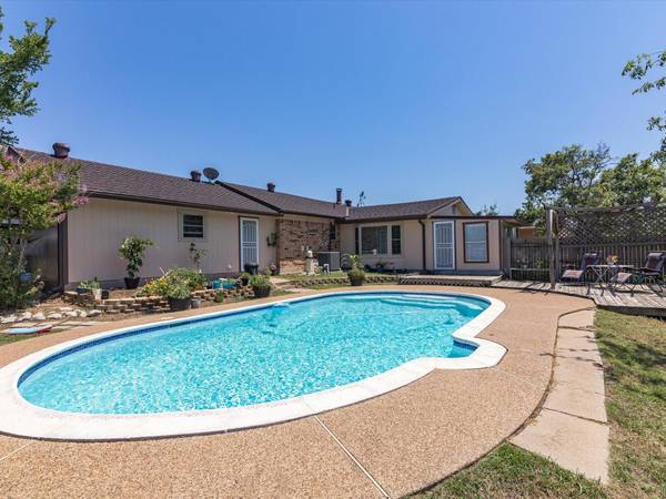 704 Land Of Goshen Drive, Springtown, TX 76082