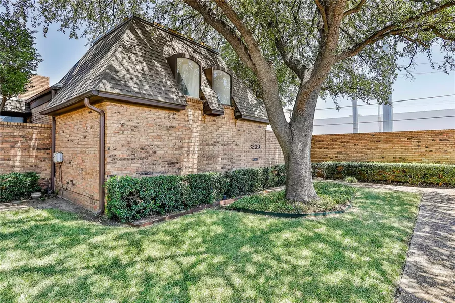 3239 Stonehenge Lane, Carrollton, TX 75006