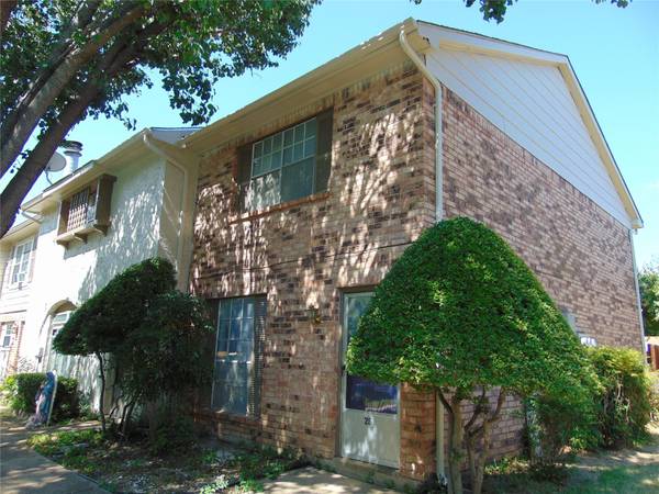 67 W Townhouse Lane, Grand Prairie, TX 75052