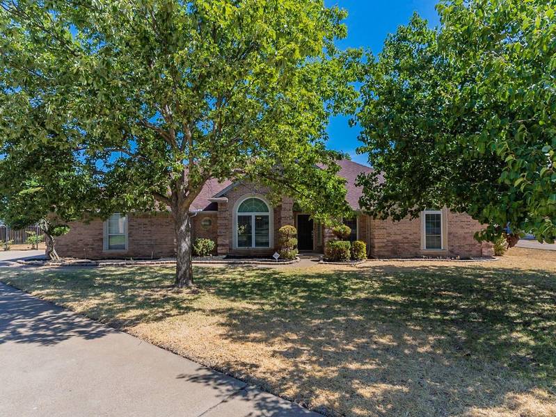 824 Saxon Court, Crowley, TX 76036