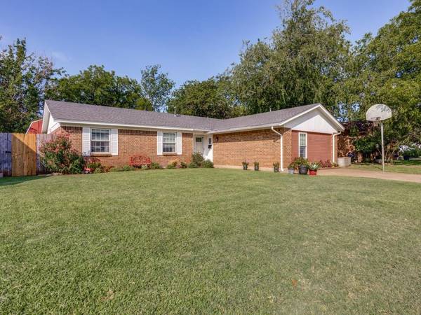 901 Meadowview Drive, Crowley, TX 76036