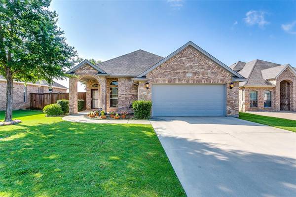 5537 Plata Lane, Benbrook, TX 76126