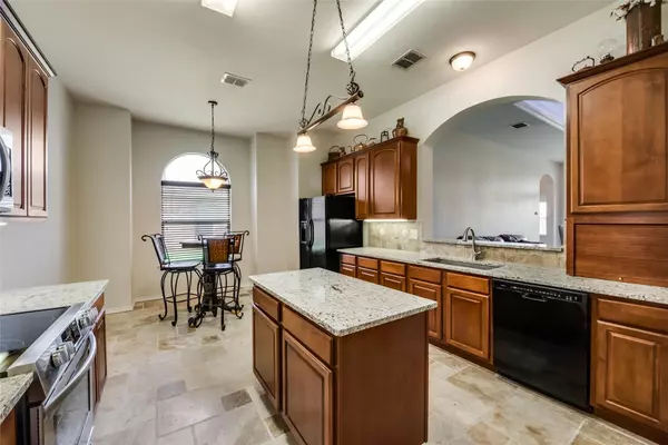 5204 La Bandera Trail, Benbrook, TX 76126