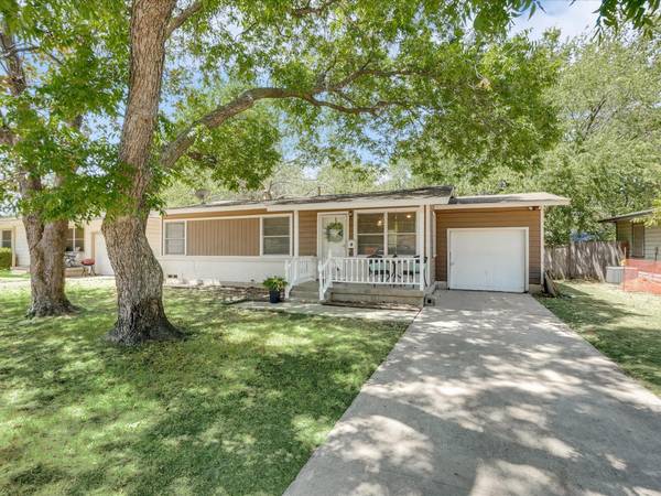 702 Lombardy Lane,  Arlington,  TX 76013