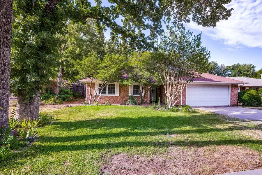 133 Oakhaven Drive, Grand Prairie, TX 75050