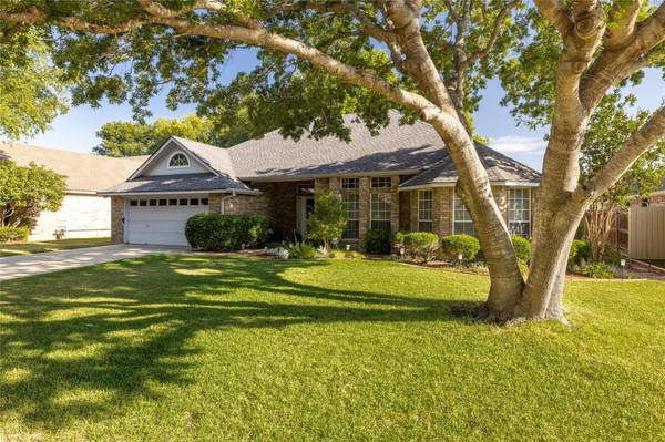 8232 Saddlebrook Drive, Benbrook, TX 76116