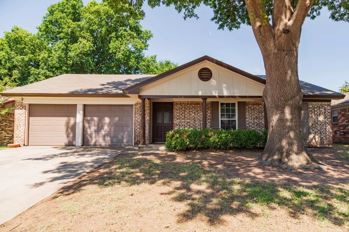 Bedford, TX 76022,933 Columbus Court