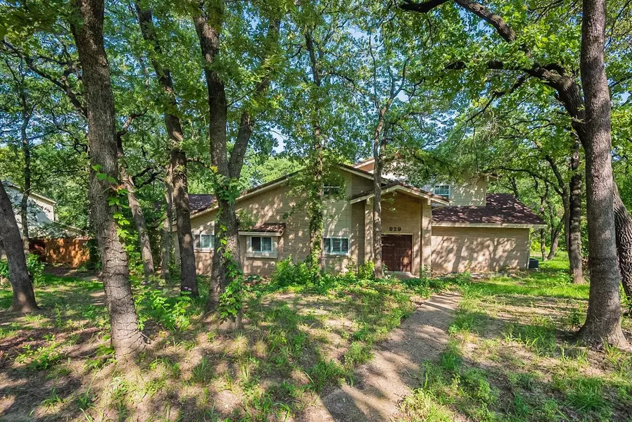 929 Highwoods Trail, Fort Worth, TX 76112