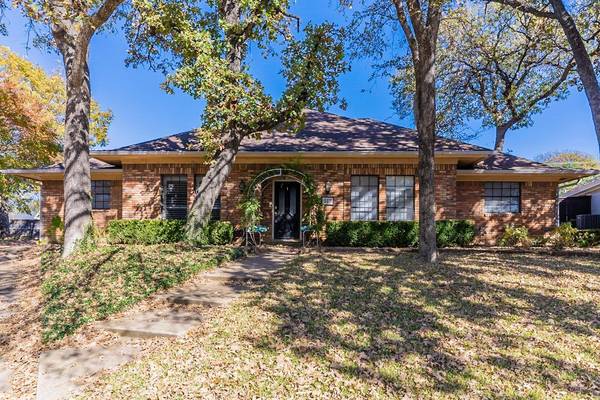 517 Country Wood Court, Arlington, TX 76011