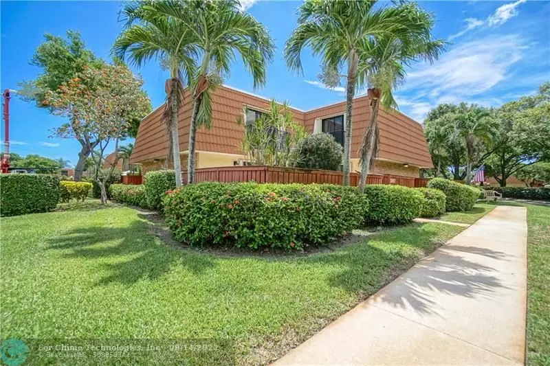 2887 Waterford Dr, Deerfield Beach, FL 33442