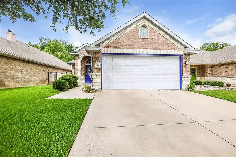 816 Claycourt Circle, Fort Worth, TX 76120