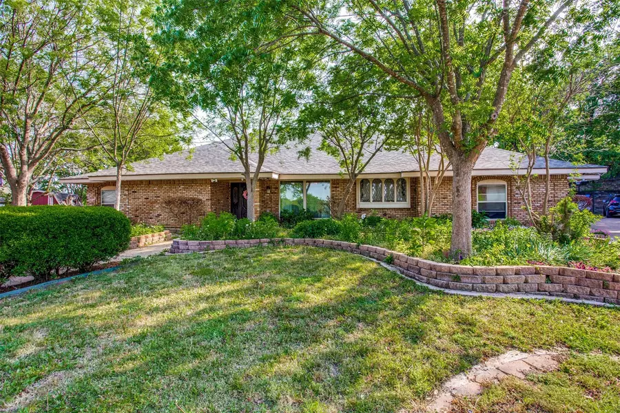 833 Tennis View Court, Fort Worth, TX 76120