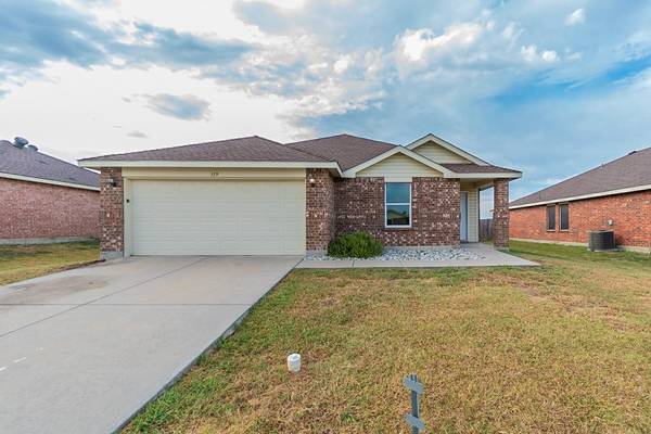 319 Quail Crossing Drive, Sanger, TX 76266