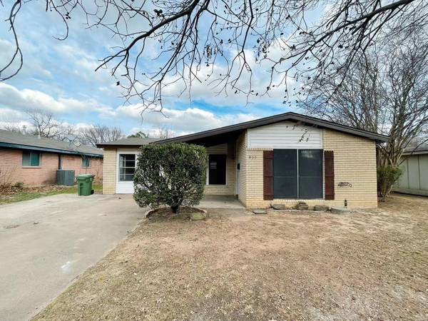 836 Russell Lane, Bedford, TX 76022