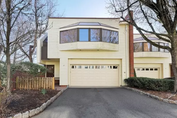 33 Daniel Ct, Ridgewood Village, NJ 07450