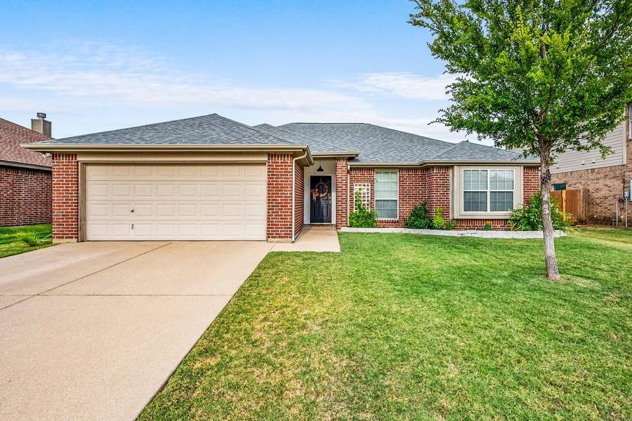 808 Mesquite Drive, Burleson, TX 76028