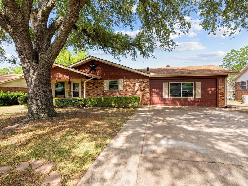 1212 Lynnwood Drive, Cleburne, TX 76033