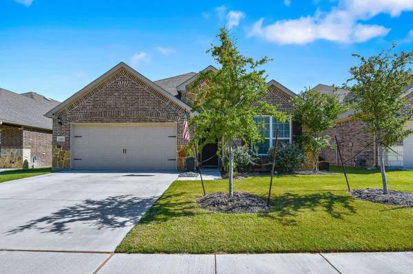 929 Pinnacle Ridge Road, Fort Worth, TX 76052