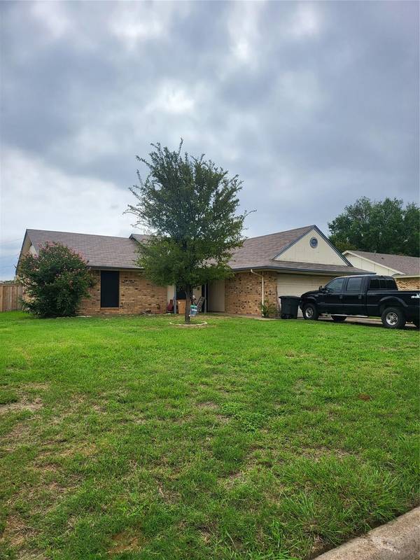 718 Crestview Drive, Kennedale, TX 76060