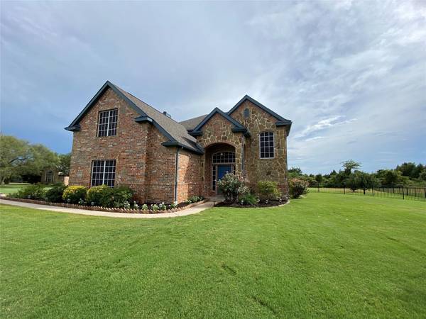 1000 Blue Bird Court, Joshua, TX 76058